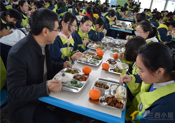 媒体的力量，校长与孩子共享餐桌，启示共享未来