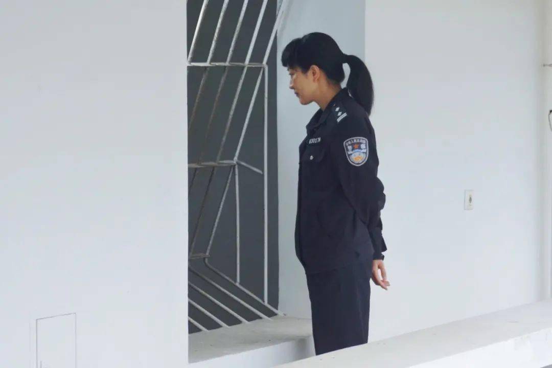 00后女警被审讯对象气到捶墙,热血女警遭遇挑战，审讯现场的紧张氛围与情绪失控