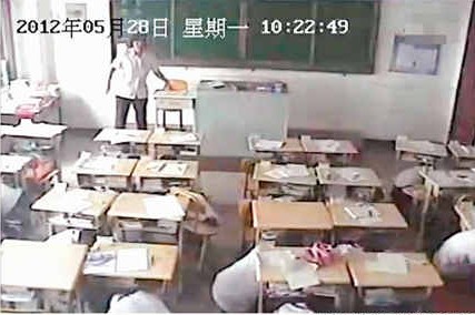 新疆库车地震，图书馆内学生紧急避险行动