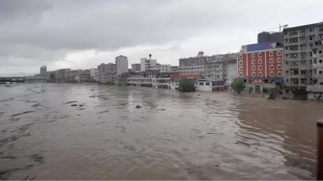 历史上的11月13日湖北咸宁暴雨背后的励志故事，变化照亮前行之路